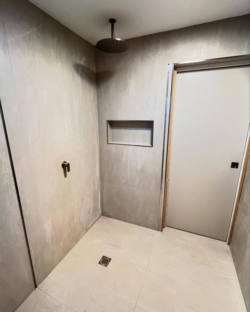 En-suite wall with recessed shower niche